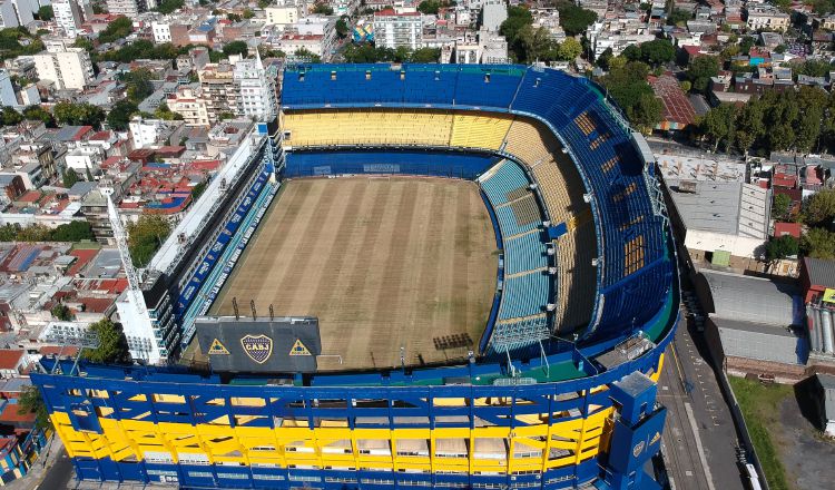 La Bombonera de Boca Juniors hoy, luego de más de 25 días desde que se paralizaran los torneos de fútbol como consecuencia del Covid-19. EFE