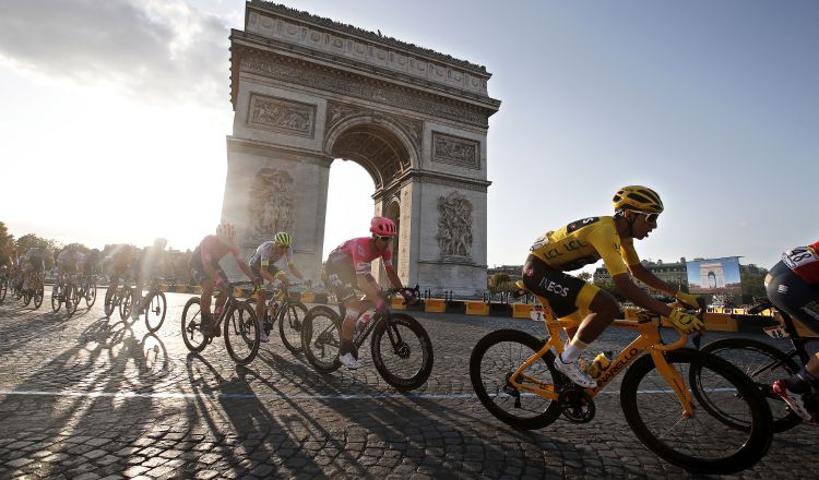 Egan Bernal de amarillo es el actual campeón del Tour de Francia. AP