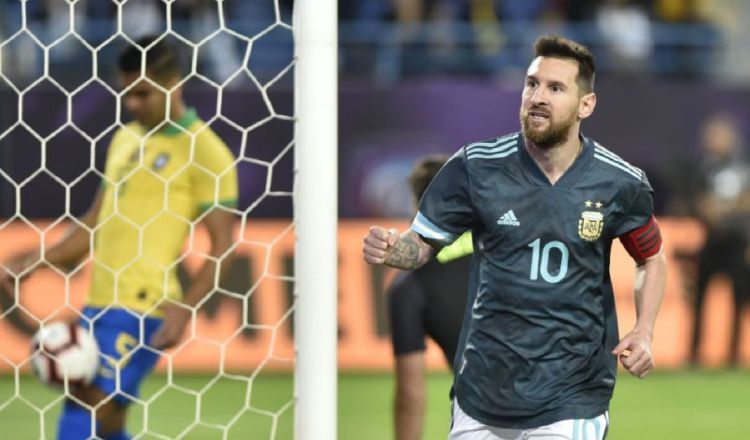 Messi festeja un gol anotado contra Brasil. Foto: AP