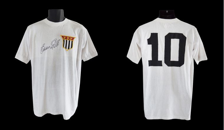 Camiseta, usada y firmada por Pelé. EFE