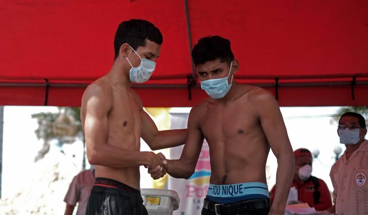 Dos jóvenes boxeadores se saludan después de realizar un cara a cara durante el pesaje oficial de la pelada realizada en Managua. EFE