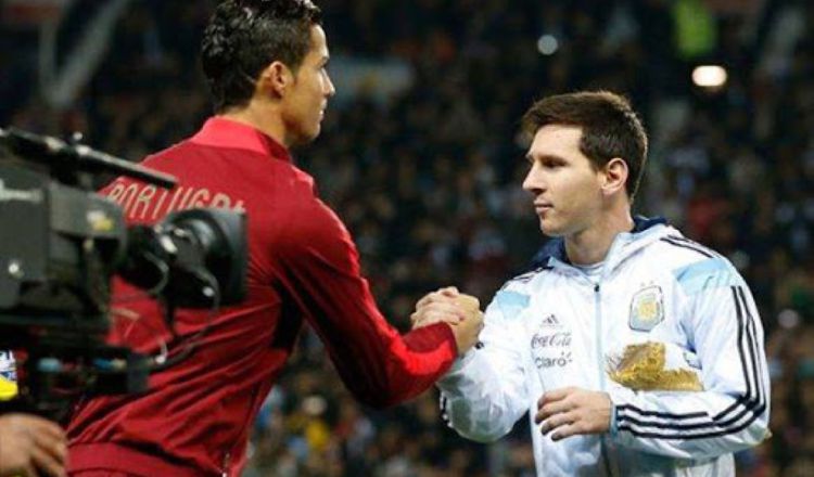 Cristiano Ronaldo y Messi se saludan.  Foto:AP