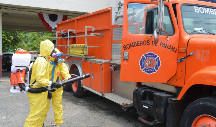 Bomberos hacen labores para desinfectar los autos y las estaciones a nivel nacional. Cortesía