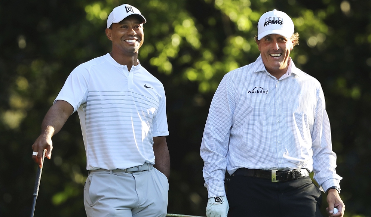Tiger Woods (izq.) y Phil Mickelson. Foto:AP 
