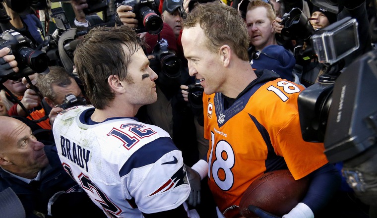 Tom Brady con los Patriotas y Peyton Manning con los Broncos. AP