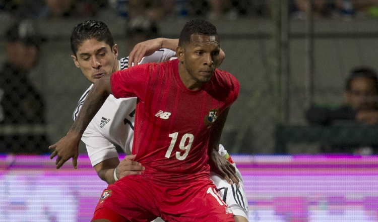 Alberto Quintero controla el balón ante la marca de Javier Guemez de México. Foto:AP