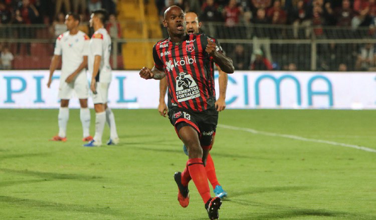 Adolfo Machado defensa central de la Liga Deportiva Alajuense. Foto:@ldacr