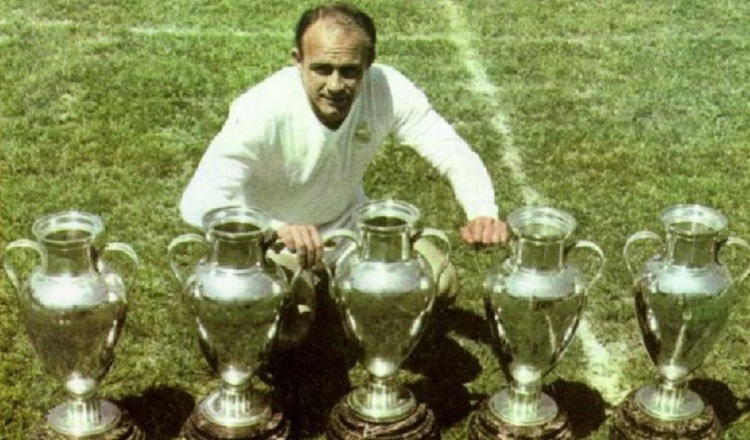 Alfredo Di Stéfano marcó tres goles en la final, para agregar otra copa más a las vitrinas del Real Madrid. Real Madrid