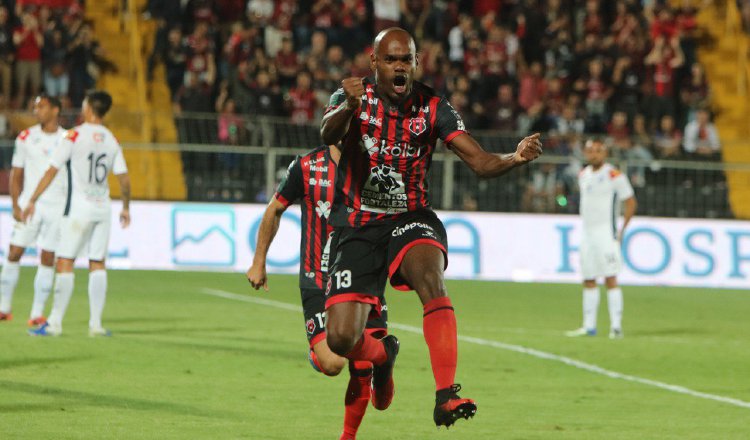 Adolfo Machado defensa central de la Liga Alajuelense. Foto:@ldacr