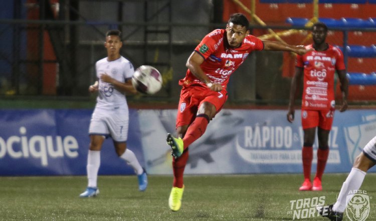 El panameño Jorman Aguilar juega en San Carlos que hoy recibe al Jicaral en el torneo tico. Foto:@adsancarlos