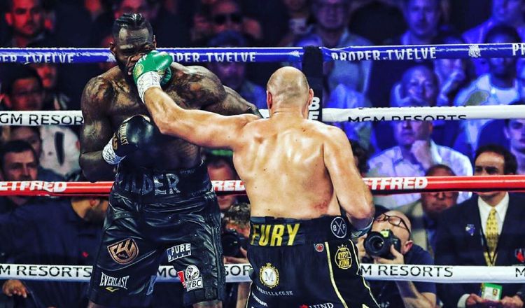 Tyson Fury conecta a Deontay Wilder en pleito titular de los pesados del CMB. Foto:AP