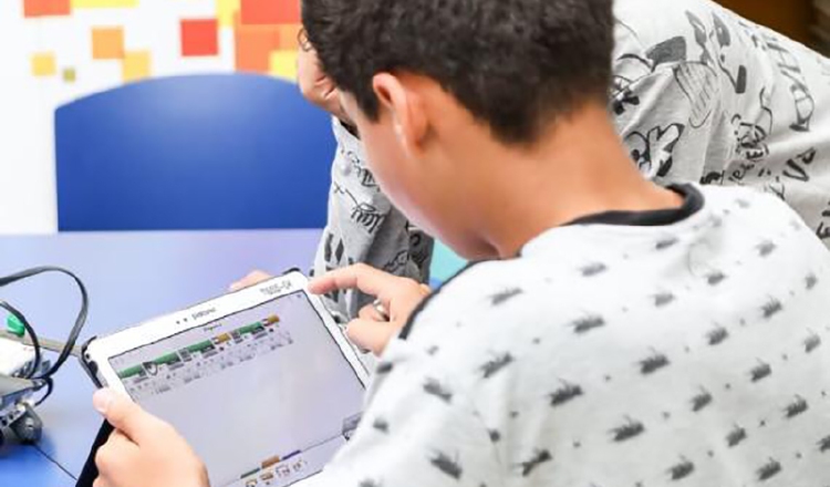 Padres de familia prefieren que el Meduca les brinde a los estudiantes implementos tecnológicos. Archivo.