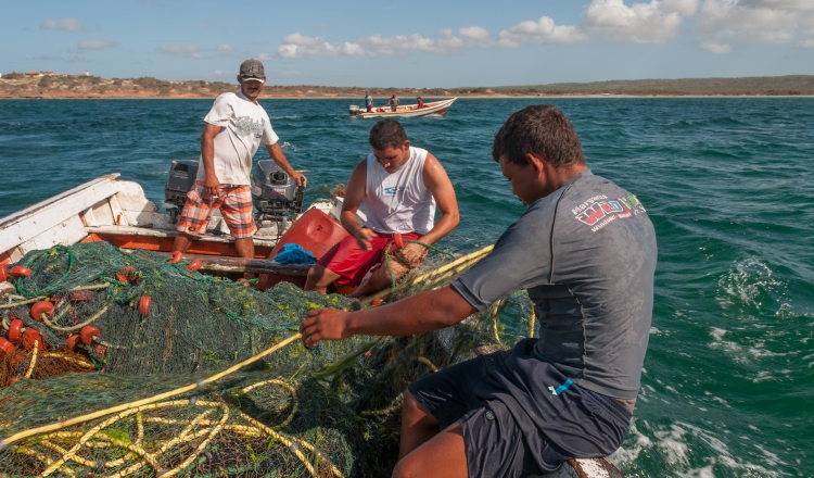 Panamá tiene que luchar con dos mares y un considerable flujo de embarcaciones por sus aguas. 