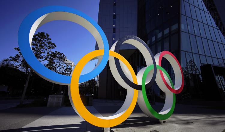 Los anillos olímpicos en la ciudad de Tokio. Foto:AP