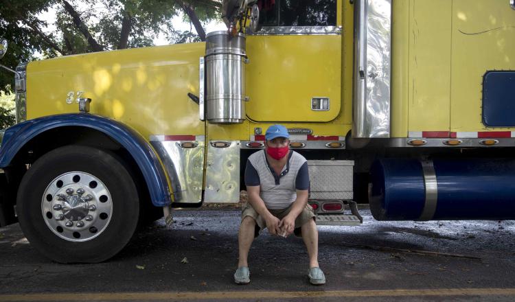 Un transportista, que se encuentra varado en Peñas Blancas en la frontera entre Nicaragua y Costa Rica, toma un descanso. EFE