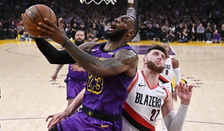 LeBron James de los Lakers. Foto:AP