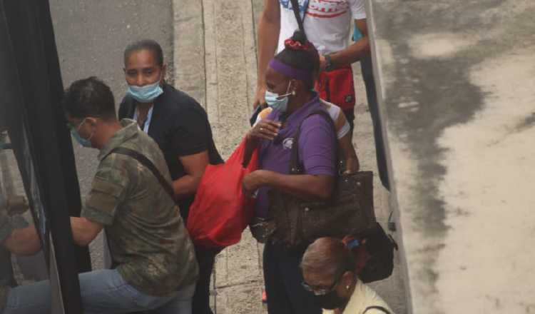 A pesar de que muchos panameños han aprendido a respetar las medidas de distanciamiento en las paradas del transporte público, el aumento de usuarios hace que las autoridades se esfuercen a fondo para evitar la propagación del COVID-19. La situación se torna más difícil en los lugares más apartados, en donde las autoridades tienen poca presencia y el flujo de pasajeros es mayor y en condiciones de hacinamiento.   