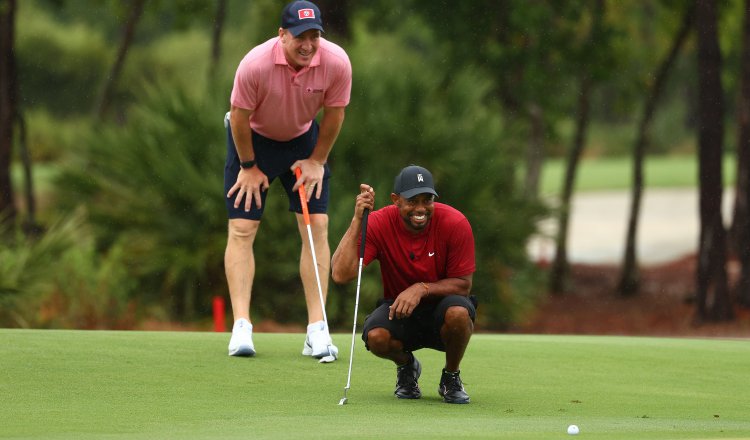 El golfista Tiger Woods y el exmariscal de campo  Peyton Manning. Foto:Twitter:@BleacherReport