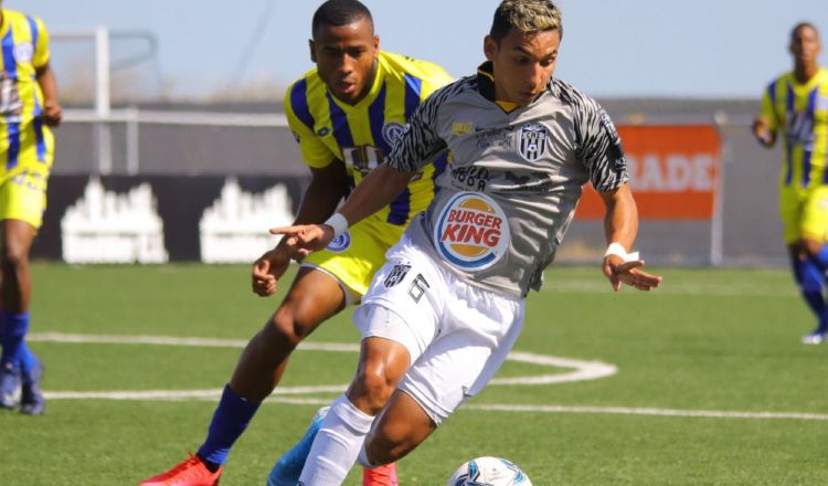 Omar Córdoba del CAI cubre el balón ante Alfredo Stephens de Universitario. Foto:@CAIPanama