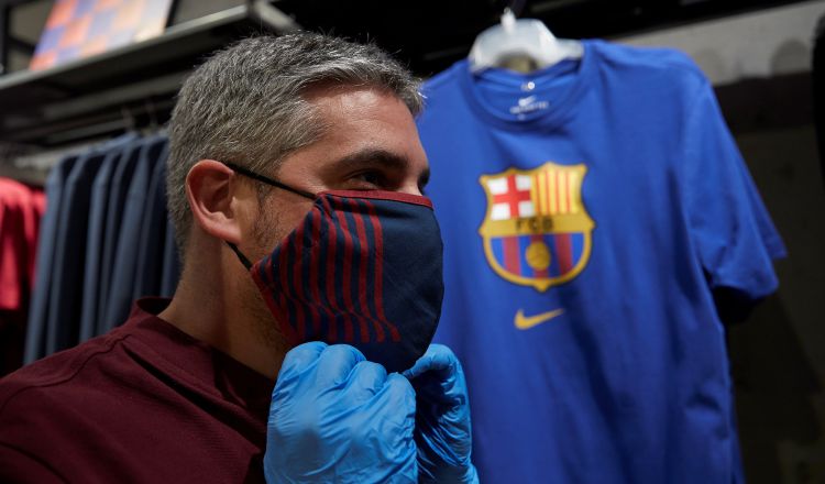 El Barcelona ha empezado a comercializar sus primeras mascarillas protectoras. Foto:EFE