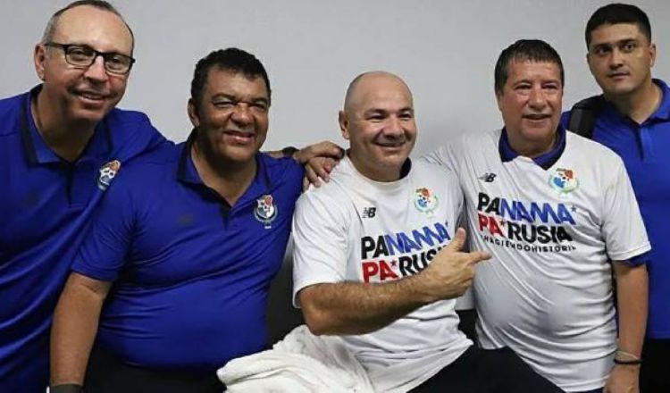 Édgar 'Pánzer' Carvajal, 'El Bolillo' Gómez (centro) y el cuerpo técnico que llevó a Panamá al mundial de Rusia 2018. Foto: @Fepafut
