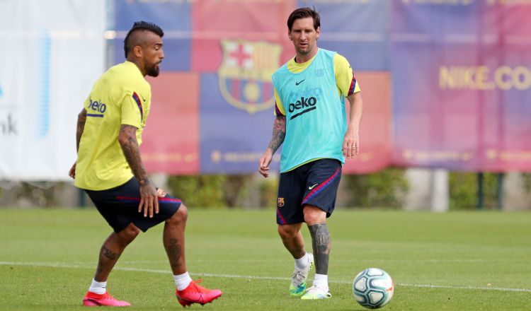 Vidal y Messi en los entrenamientos. Foto:AP