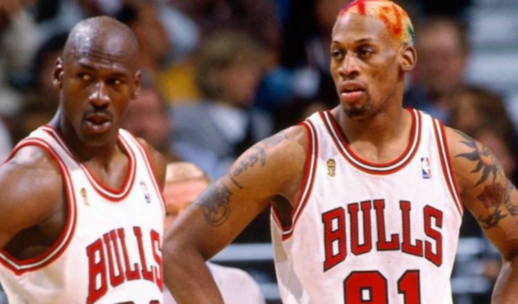 Michael Jordan y Dennis Rodman con los Bulls de Chicago. Foto: AP