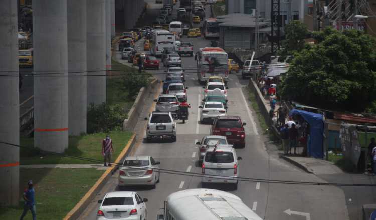 Cada día se observan más vehículos en las calles de la capital. 