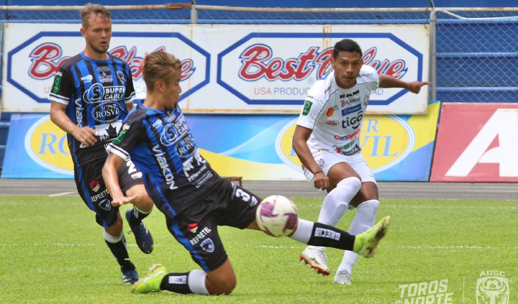 Jorman Aguilar (blanco) anotó para San Carlos. Foto:@ADSancarlos