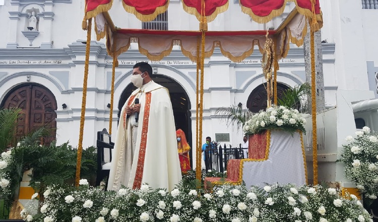 El Santísimo llevado en auto. Thays Domínguez