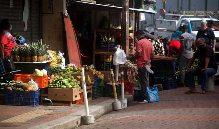 Los vendedores se quejan de las bajas ventas que tienen por las restricciones pandémicas.