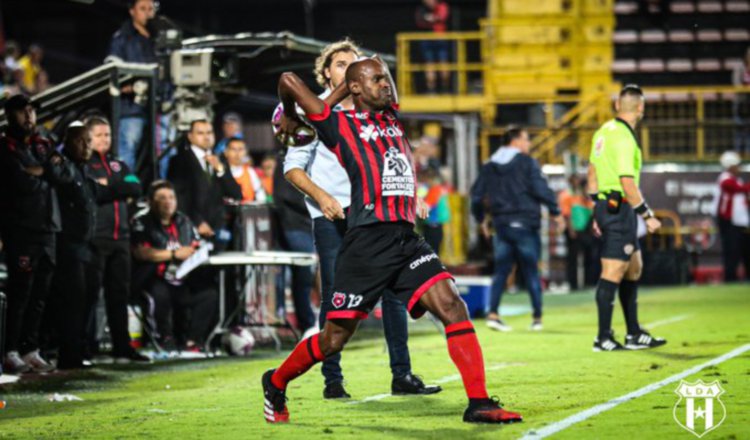 El panameño Adolfo Machado defensa central de Alajuelense. Foto:ldacr