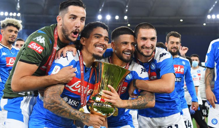 Los jugadores del Nápoles festejan su título. Foto:EFE