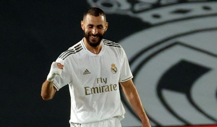 El delantero francés del Real Madrid Karim Benzema celebra su segundo gol ante Valencia. Foto:EFE