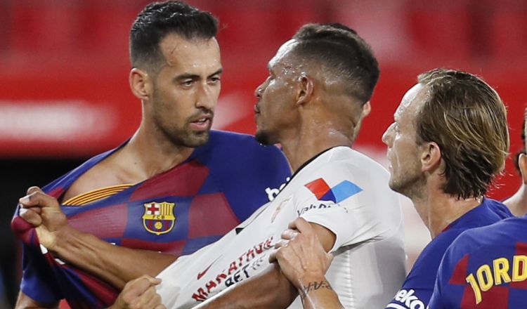 El centrocampista del FC Barcelona, Sergi Busquets (izq.) y el defensa brasileño del Sevilla, Diego Carlos, forcejean. Foto:EFE