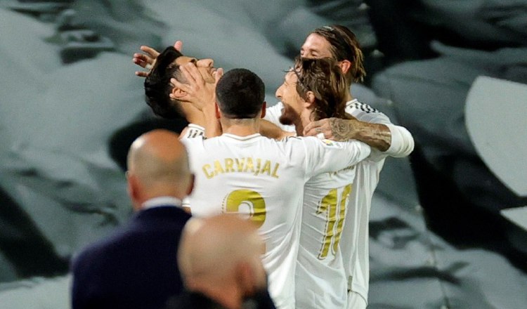 El Real Madrid tiene la oportunidad hoy de complicarle la situación al Barcelona, en la carrera por el título de la Liga. EFE