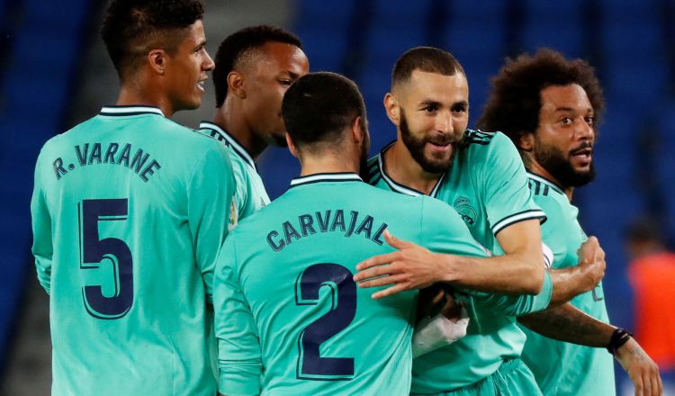 Karim Benzema es felicitado por Carvajal, por anotar su gol. Foto: EFE
