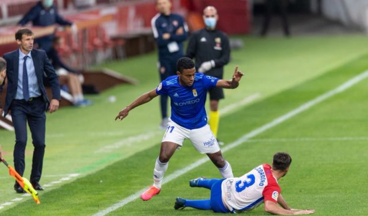 Édgar Yoel Bárcenas en el partido contra Sporting de Gijón en la segunda división de España. @yoelbar23