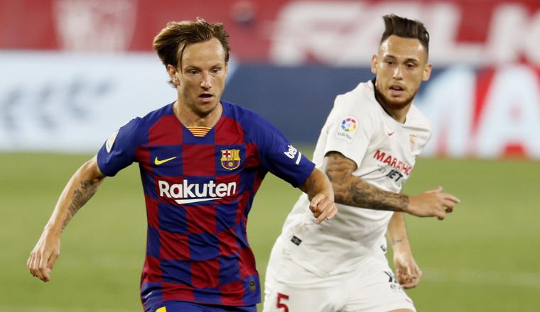 Rakitic del Barcelona y Lucas Ocampos del Sevilla. Foto: EFE