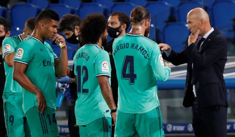 El entrenador del Real Madrid, Zinedine Zidane (der.) conversa con los jugadores. Foto:EFE