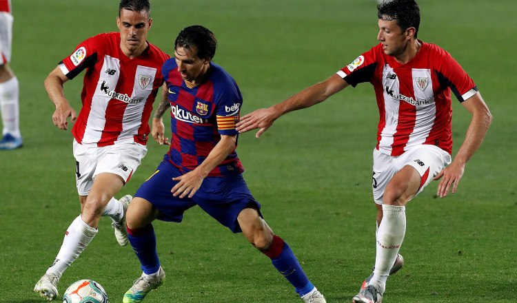 Leo Messi del Barcelona (cent.) en marcado por Mikel Vesga (der.) y Dani García  del del Athletic de Bilbao. Foto: EFE