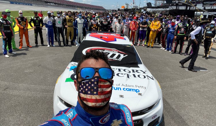 Bubba Wallace aparece acompañado por varios pilotos. Foto: EFE