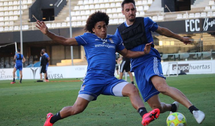 Adalberto 'Coco'  Carrasquilla (izq) en los entrenamientos del Cartagena. Foto: @FCCartagena_efes