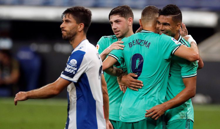 Casemiro le dio todo el crédito de su gol al francés Karim Benzema, quien lo asistió para que marcara. EFE 