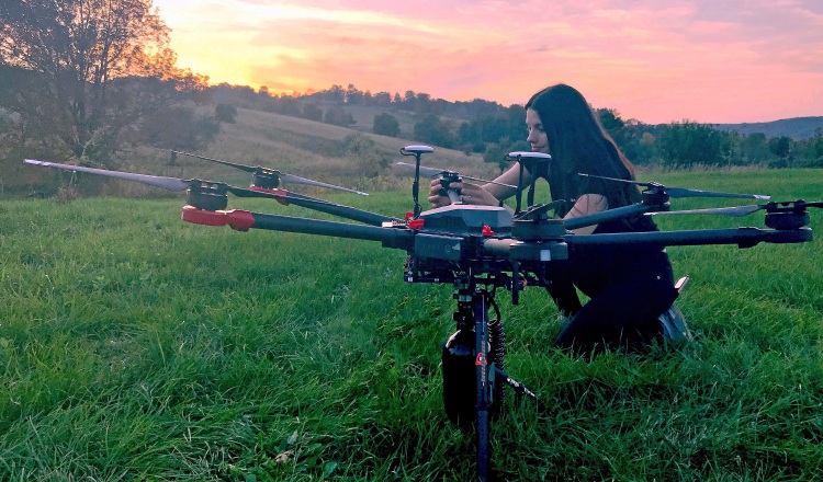 Los drones mapean una zona para elegir los mejores lugares para plantar los árboles. EFE