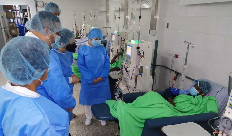 La capacidad de admitir pacientes en los hospitales, está llegando a su límite.