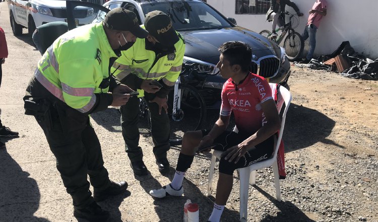 El ciclista colombiano Nairo Quintana habla con las autoridades sobre su accidente. Foto: @AlcaMotavita