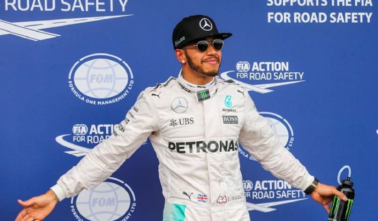 Lewis Hamilton se mostró feliz por regresar a la pista. Foto:EFE