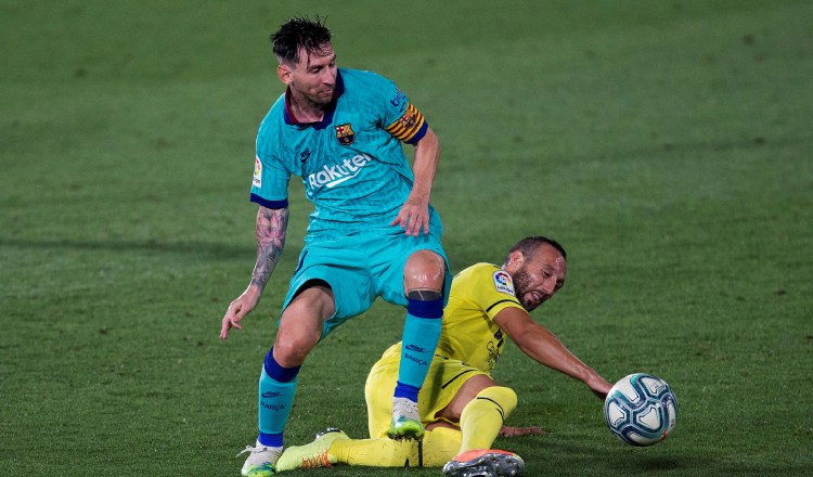 Messi del Barcelona y Santi Carzorla del Villarreal. Foto:EFE