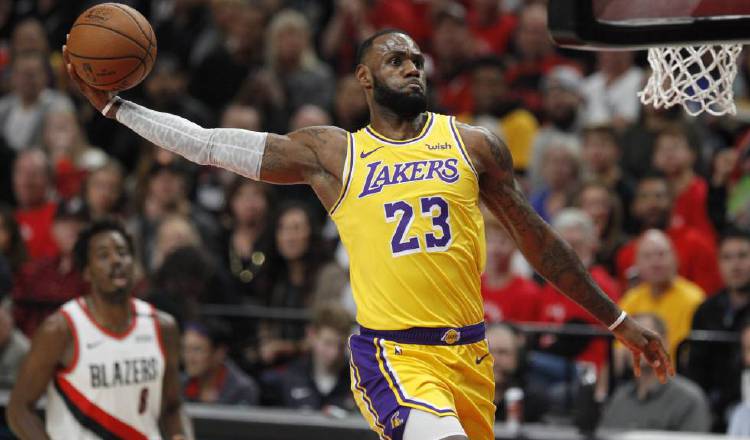 LeBron James es la figura de los Lakers. Foto:EFE